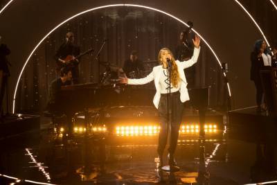 Watch Lauren Daigle Perform in Exclusive Clip of BYUtv’s Holiday Special (TV News Roundup) - variety.com - New York