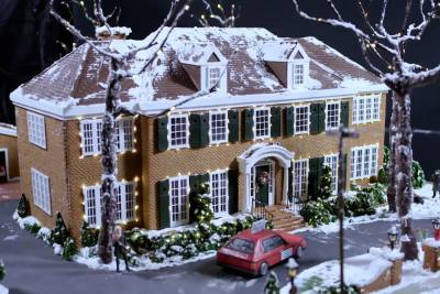 ‘Home Alone’ house re-created in gingerbread for film’s 30th anniversary - nypost.com