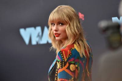 Taylor Swift Makes Donation On Behalf Of Fan Who Decked Out House With Swift-Themed Christmas Display - etcanada.com