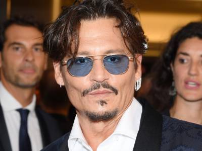 Johnny Depp suits up as Jack Sparrow for virtual hospital visit - canoe.com