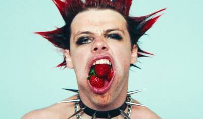 Yungblud Goes Old-School Punk In New ‘Strawberry Lipstick’ Music Video - etcanada.com - Britain