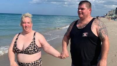 Mama June Rocks Leopard Print Bikini While Lounging With BF Geno Doak At The Beach — Pics - hollywoodlife.com - Florida