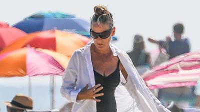 Sarah Jessica Parker, 55, Spends 4th Of July Relaxing On The Beach In A Gorgeous Black Swimsuit - hollywoodlife.com - New York - county Hampton - county Independence