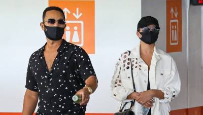 Chrissy Teigen & John Legend Spotted Wearing This Popular $3 Face Mask! - www.justjared.com - Los Angeles - Italy