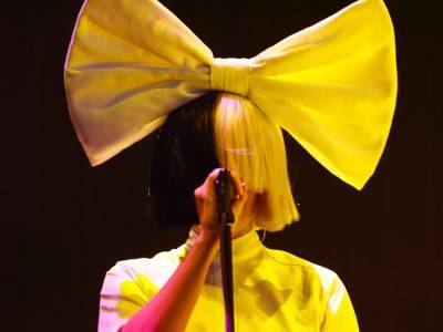 'I HAVE NO SHAME': Sia stuns radio hosts by taking toilet break during interview - canoe.com