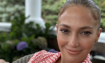 Jennifer Lopez dances around in her very stylish Hamptons kitchen - hellomagazine.com