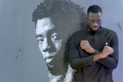 Watch Artist Paint Touching Mural Of Chadwick Boseman Using Roses - etcanada.com - Senegal