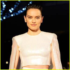 Daisy Ridley Reveals Who Rey Was Originally Supposed to Be Related To in 'Star Wars' - www.justjared.com