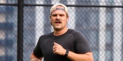 Newly Married David Harbour Gets in an Intense Workout in NYC - www.justjared.com - New York - Las Vegas