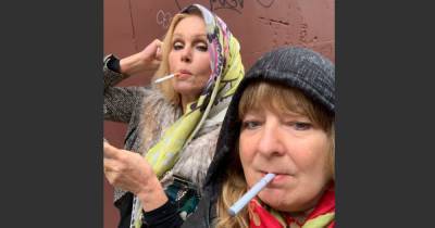 Janey Godley poses for 'smoking hot' selfie with Absolutely Fabulous star Joanna Lumley - www.dailyrecord.co.uk - Scotland