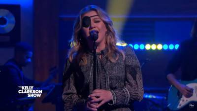 Kelly Clarkson Hits Those High Notes With Cover Of Miguel’s ‘Adorn’ - etcanada.com - USA