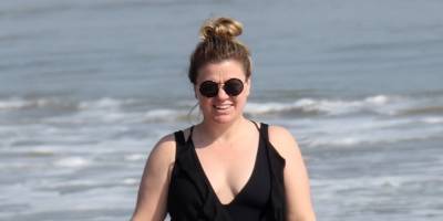 Kelly Clarkson Enjoys a Weekend Getaway at the Beach With Her Friends - www.justjared.com - Los Angeles - USA - Santa Barbara