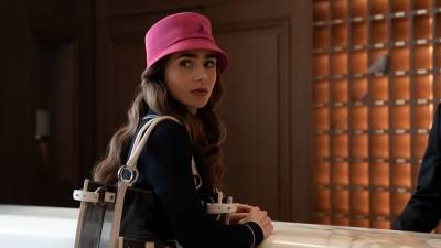 'Emily in Paris': Lily Collins Dishes on Netflix's Chic New Rom-Com (Exclusive) - www.etonline.com - France - USA - Chicago