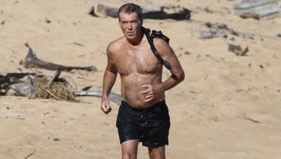 Pierce Brosnan, 67, Looks Super Buff While Running On The Beach Shirtless — Pics - hollywoodlife.com - Hawaii - county Kauai