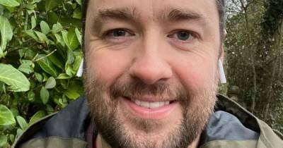 Jason Manford has a dig at anti-vaxxers as he drives locals to have COVID-19 vaccinations - www.manchestereveningnews.co.uk