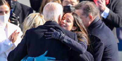 President Joe Biden's Kids Ashley & Hunter Hug Him After Swearing In - www.justjared.com - Columbia