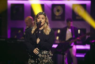 Kelly Clarkson Gives A Shout-Out To All The Moms In Quarantine With Uplifting Cover Of ‘Girls Just Want To Have Fun’ - etcanada.com - USA