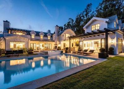 PICS: Chris Martin and Dakota Johnson buy the most beautiful Malibu mansion - evoke.ie - New York - California - Malibu