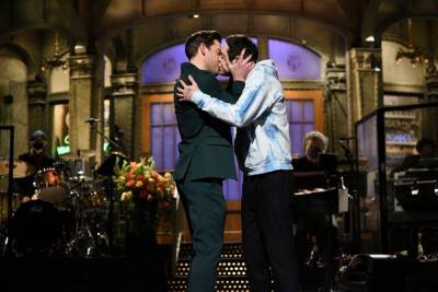 ‘Saturday Night Live’: John Krasinski And Pete Davidson Reenact Pam & Jim’s ‘Office’ Kiss - etcanada.com