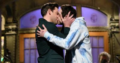 Pete Davidson and John Krasinski Kiss in ‘Saturday Night Live’ Tribute to Jim and Pam’s ‘Office’ Romance - www.usmagazine.com