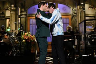 John Krasinski and Pete Davidson kiss during ‘SNL’ monologue - nypost.com