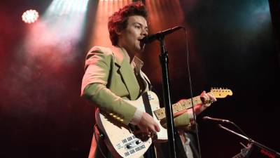 Harry Styles Adorably Shares a Fan's Gender Reveal Live in Concert: Watch - www.etonline.com