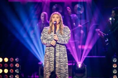 Kelly Clarkson Wows With Romantic Rendition Of Whitney Houston’s Classic ‘Saving All My Love’ - etcanada.com - Houston