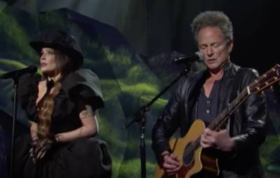 Watch Halsey team up with Lindsey Buckingham for performance of ‘Darling’ on ‘SNL’ - www.nme.com