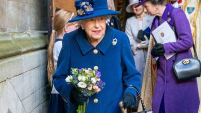 Queen Elizabeth II uses a cane for first time at major public event - www.foxnews.com - Britain