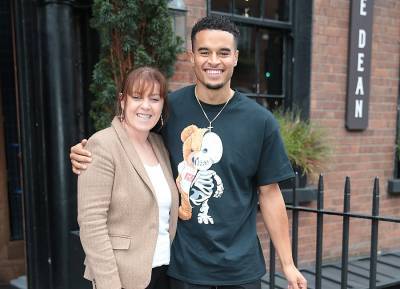Love Island’s Toby enjoys a Guinness on night out in Dublin with his mammy - evoke.ie - Ireland - Dublin