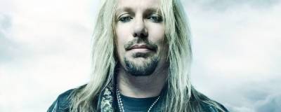 Vince Neil suffers broken ribs after falling from stage - completemusicupdate.com - Tennessee