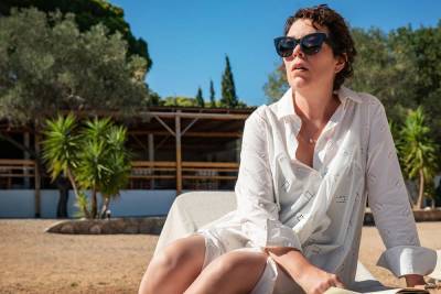 ‘The Lost Daughter’ Trailer: Maggie Gyllenhall’s Directorial Debut Stars Olivia Colman, Dakota Johnson, Jessie Buckley & More - theplaylist.net