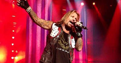 Vince Neil rushed to hospital after falling off stage - www.msn.com - Tennessee