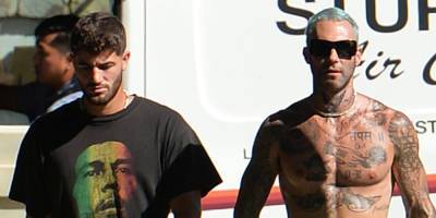 Adam Levine Puts His Tattoos on Display During a Shirtless Stroll in Maui - www.justjared.com - Hawaii - county Maui