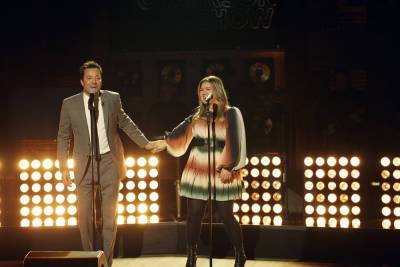Jimmy Fallon Joins Kelly Clarkson For A Special Sonny & Cher ‘Kellyoke’ Cover - etcanada.com - Santa