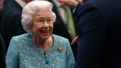 Queen Elizabeth II back at castle following hospital visit - abcnews.go.com - Britain - London