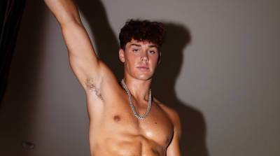TikTok Star Noah Beck Shows Off His Physique for 'Mood,' Talks Dating Dixie D'Amelio - www.justjared.com