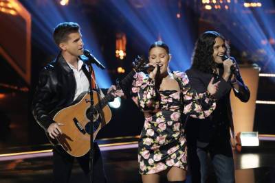 ‘The Voice’: Girl Named Tom’s Tribute To Their Ailing Dad Brings Kelly Clarkson To Tears - etcanada.com