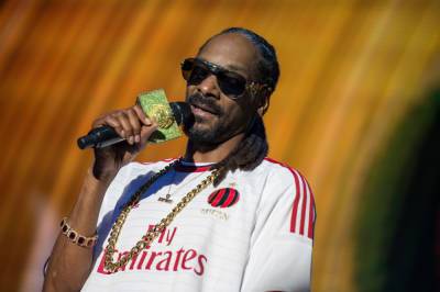 Snoop Dogg Honours Late Mother Beverly Tate With ‘Stand By Me’ Singalong - etcanada.com - Jersey - county Tate