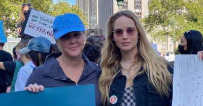 Jennifer Lawrence Shows Baby Bump at Women’s March With Amy Schumer: See Her Homemade Sign - www.usmagazine.com