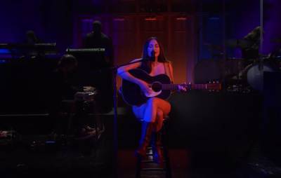 Kacey Musgraves channels ‘Forrest Gump’ in ‘SNL’ performance of ‘Justified’ - www.nme.com