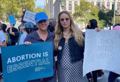 ‘We out here’: Amy Schumer and Jennifer Lawrence join rally for abortion rights in Washington DC - www.msn.com - Washington - Washington