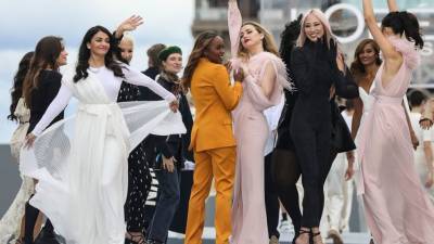 Naomi Campbell steals Lanvin show at Paris Fashion Week - abcnews.go.com