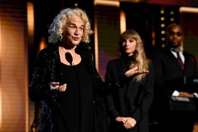 Taylor Swift Inducts Carole King Into Rock And Roll Hall Of Fame With ‘Will You Love Me Tomorrow?’ Cover - etcanada.com - county Love