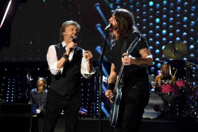 Paul McCartney Joins Foo Fighters On The Beatles’ Get Back’ At Rock & Roll Hall Of Fame Ceremony - etcanada.com