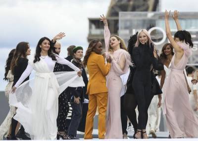 Naomi Campbell Steals Lanvin Show At Paris Fashion Week - etcanada.com