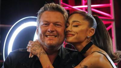 Ariana Grande Says She Stans Blake Shelton and Gwen Stefani in 'The Voice' Bloopers - www.etonline.com