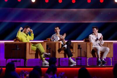 Pete Davidson takes shots at the Jonas Brothers in new ‘Family Roast’ clip - nypost.com