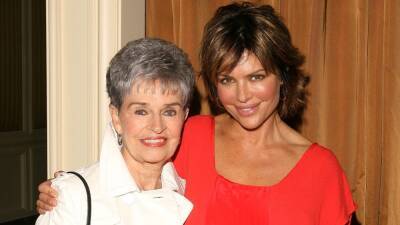 Lisa Rinna Shares Mom Lois Had a Stroke, Is With Her While She 'Transitions' - www.etonline.com