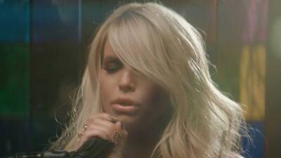Jessica Simpson Releases Emotional 'Particles' Cover and Music Video - www.etonline.com
